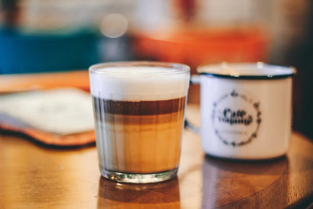 Milchkaffee und Latte Macchiato Unterschied: So erkennst du sie sofort