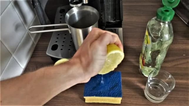 Kaffeemaschine entkalken mit Zitronensaft: So vermeiden Sie Schäden